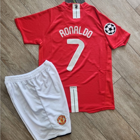 Manchester United Retro set for kids Ronaldo 7 - Picture 3 of 5